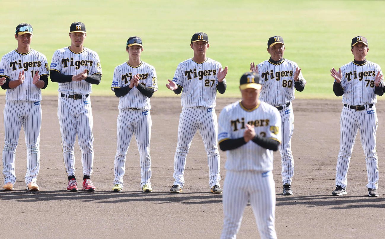 秋季キャンプを打ち上げ大山（手前）の音頭で手締めする阪神岡田監督（右から2人目）らナイン。後方左から西純、佐藤輝、中野、伊藤将、ひとりおいて平田ヘッドコーチ（撮影・前田充）
