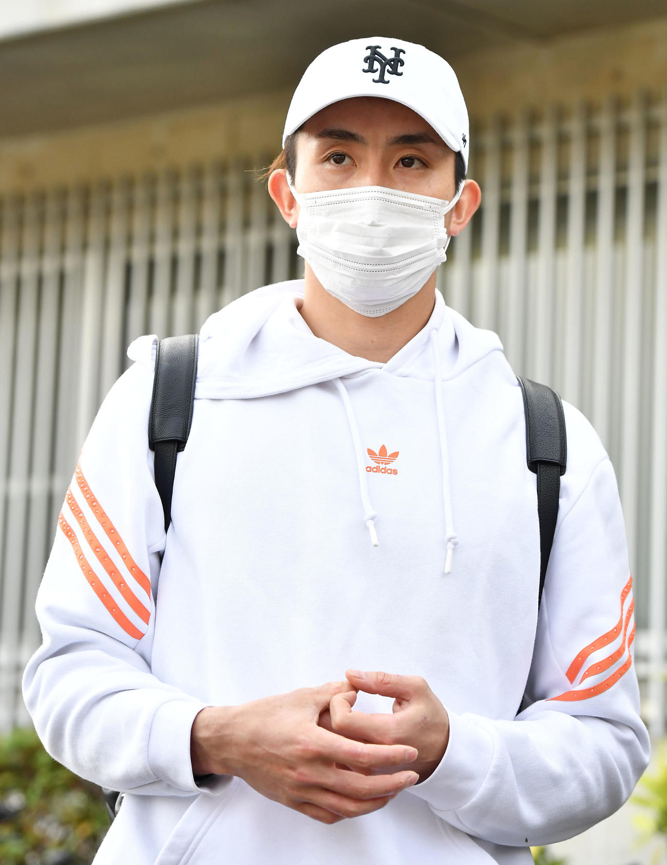 囲み取材を受ける周東（撮影・岩下翔太）