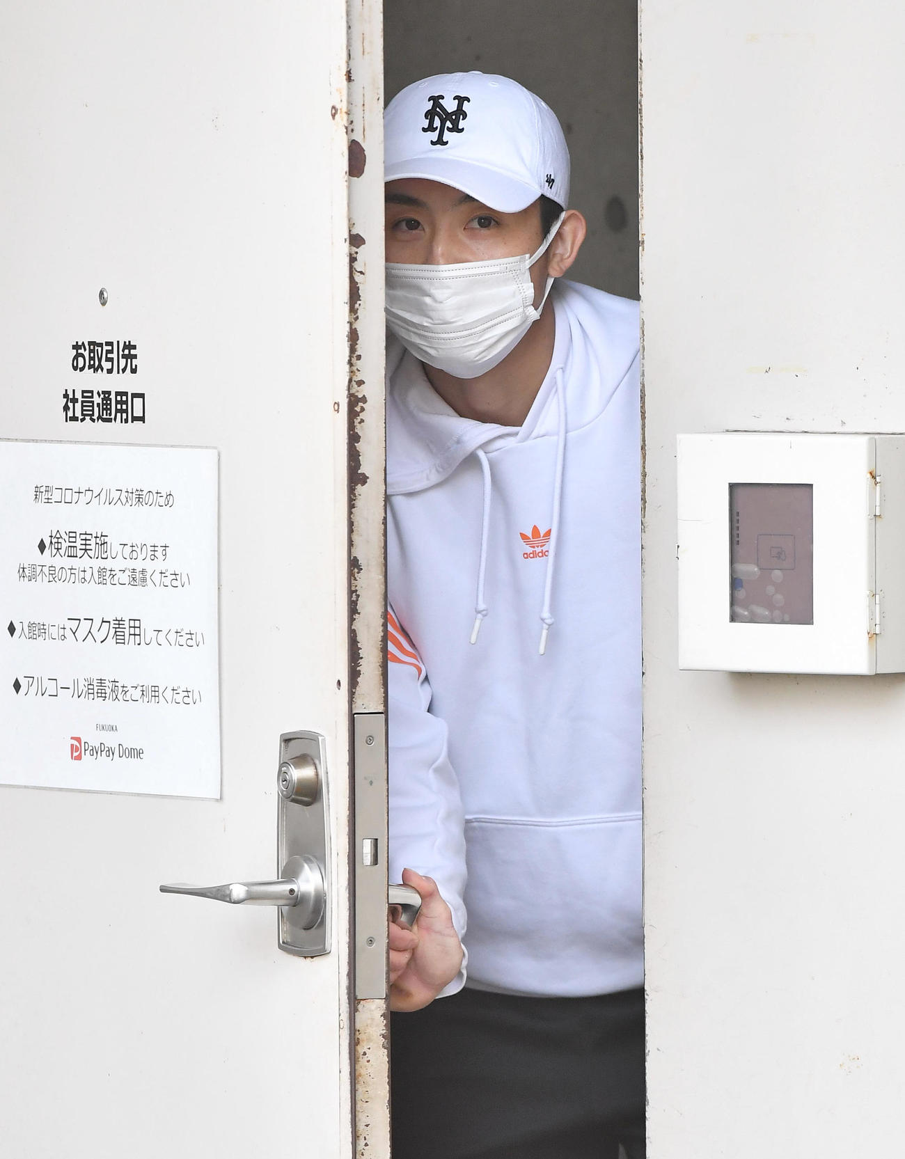 通用口からひょっこり顔を出す周東（撮影・岩下翔太）