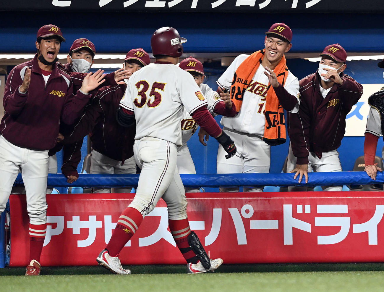 上武大対名城大　4回裏名城大1死、左越えに先制のソロ本塁打を放った野口泰司を迎える岩井俊らナイン（撮影・たえ見朱実）