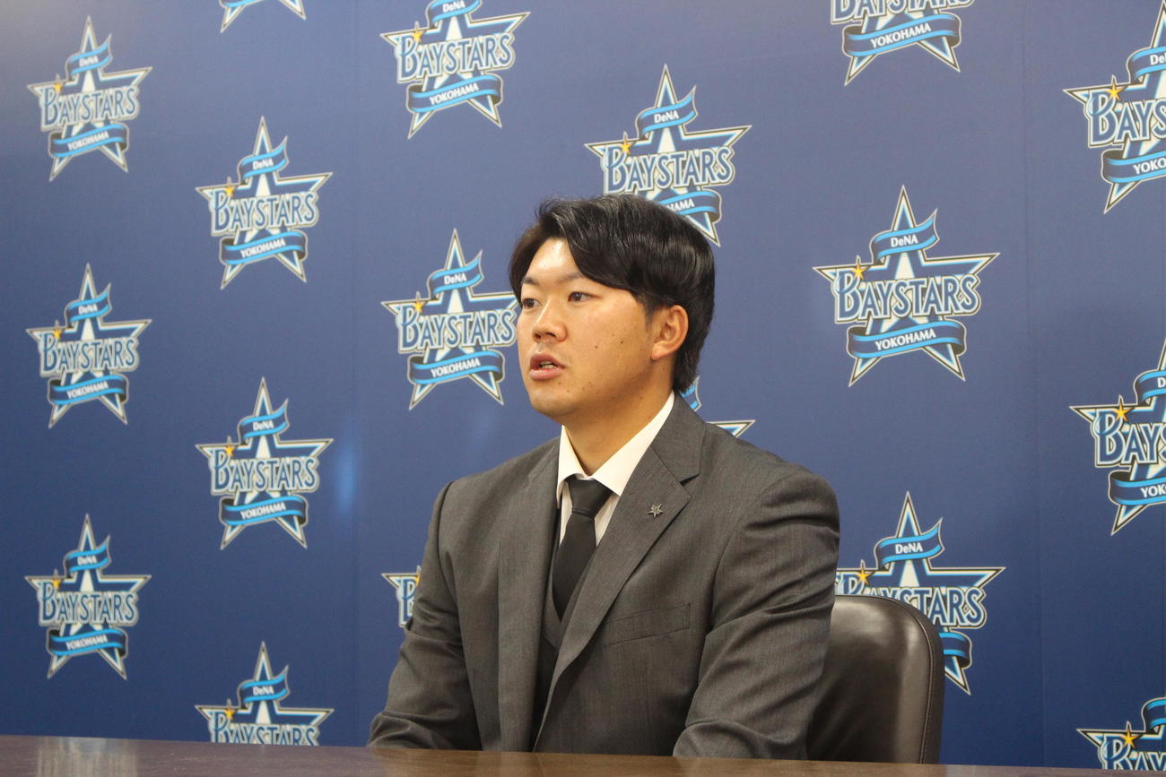 契約更改交渉を終え、会見に臨むDeNA楠本（撮影・久保賢吾）