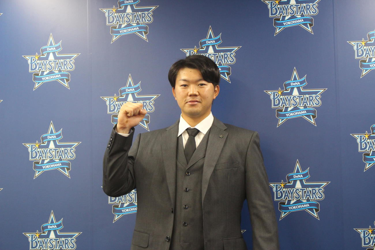 会見後、ガッツポーズで写真に納まるDeNA楠本（撮影・久保賢吾）