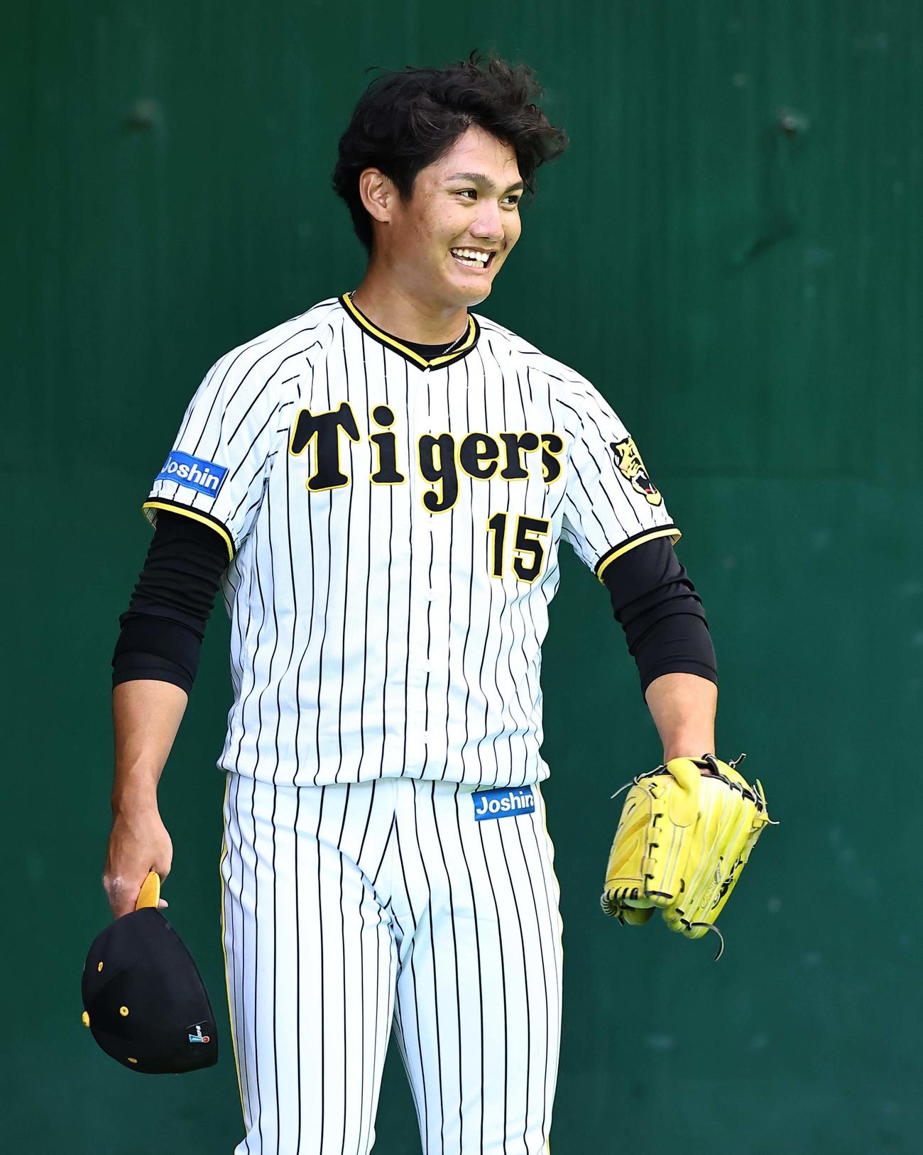 投球練習を終え笑顔を見せる西純（撮影・上田博志）