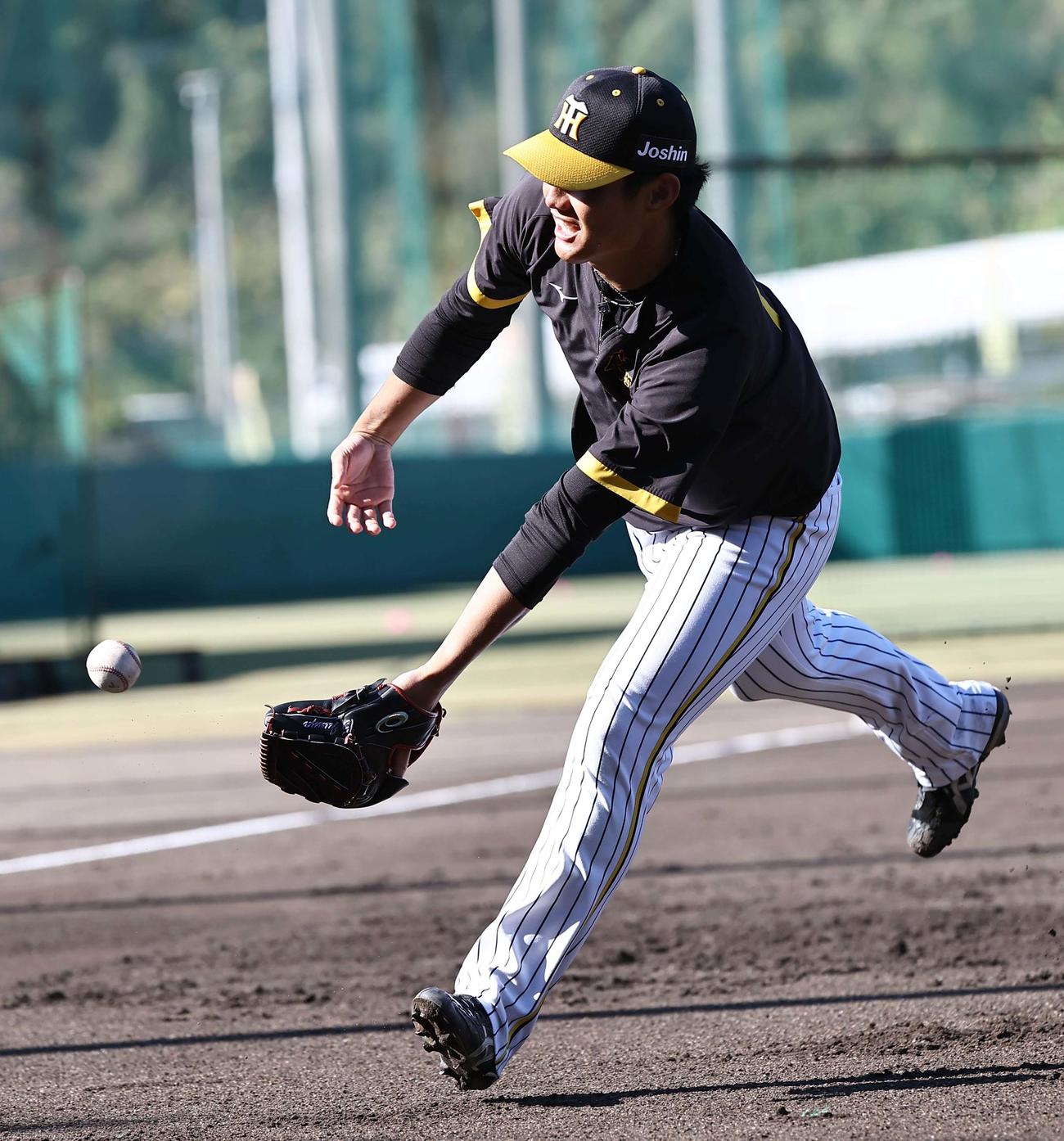 投内連係プレーの練習で本塁へグラブトスをする西純（撮影・上田博志）