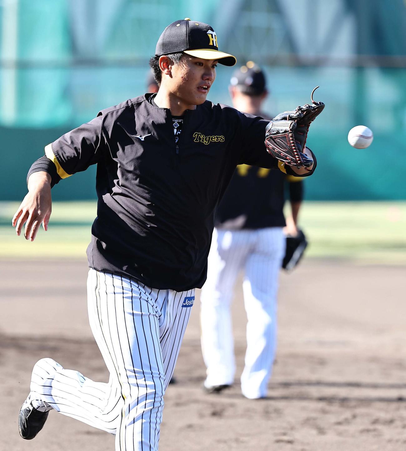 投内連係プレーの練習をする西純（撮影・上田博志）