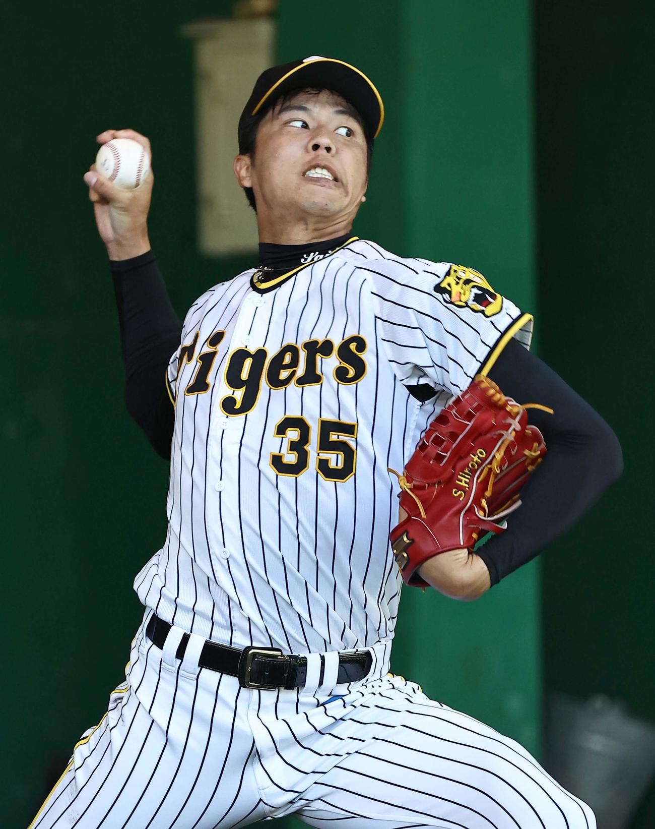 ブルペンで投球練習をする才木（撮影・上田博志）