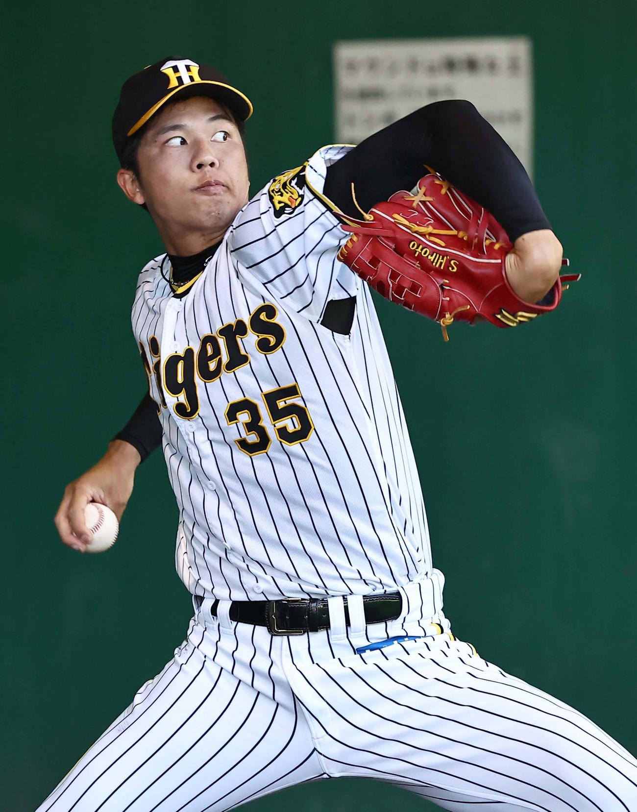 ブルペンで投球練習をする才木（撮影・上田博志）
