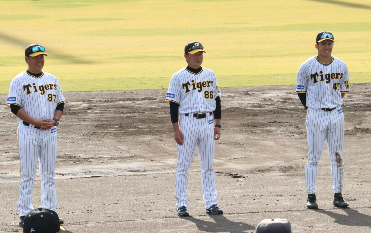 一本締めに参加した阪神和田2軍監督（中央）（撮影・三宅ひとみ）