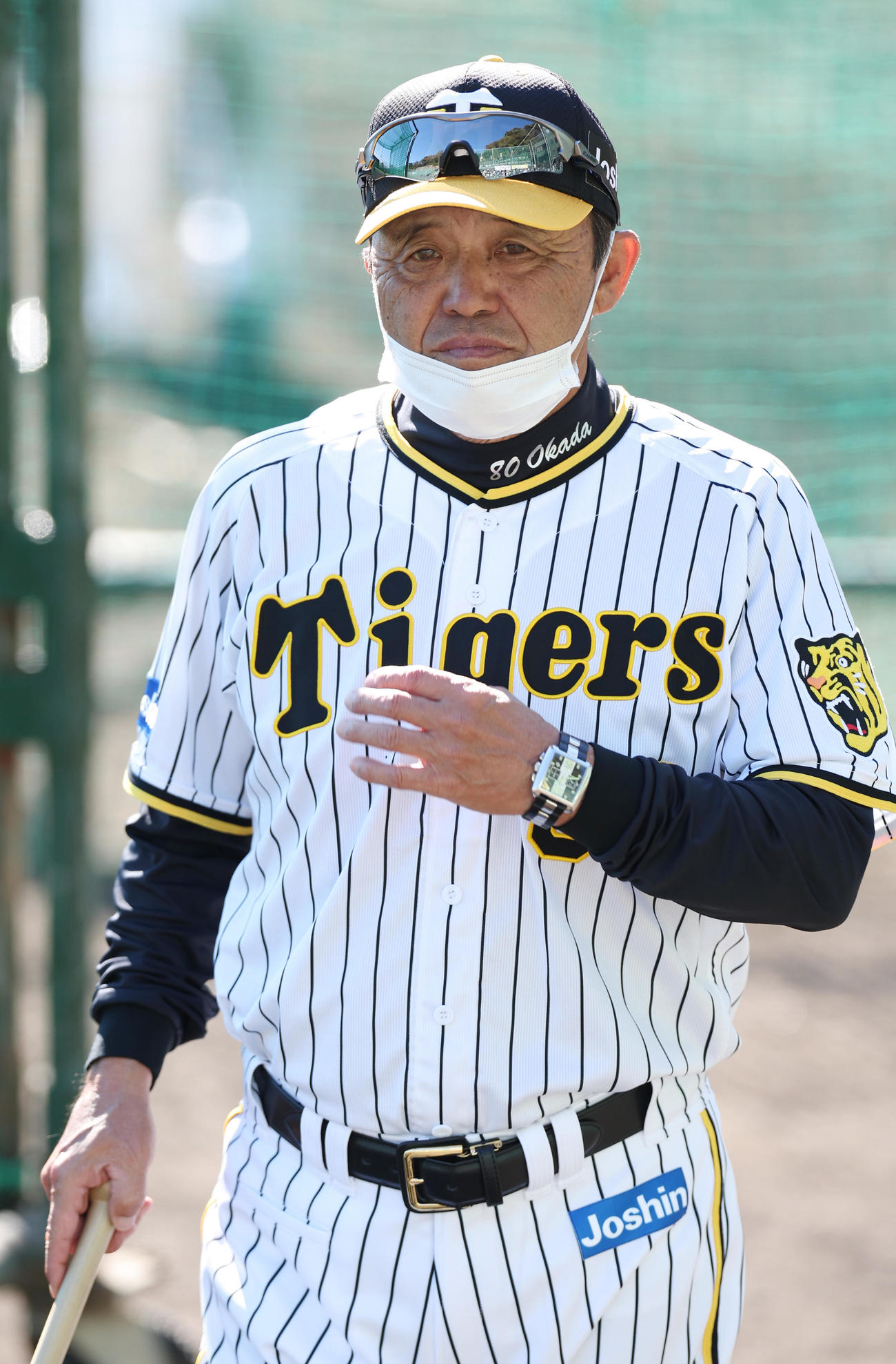 練習を見つめる阪神岡田監督（撮影・前田充）