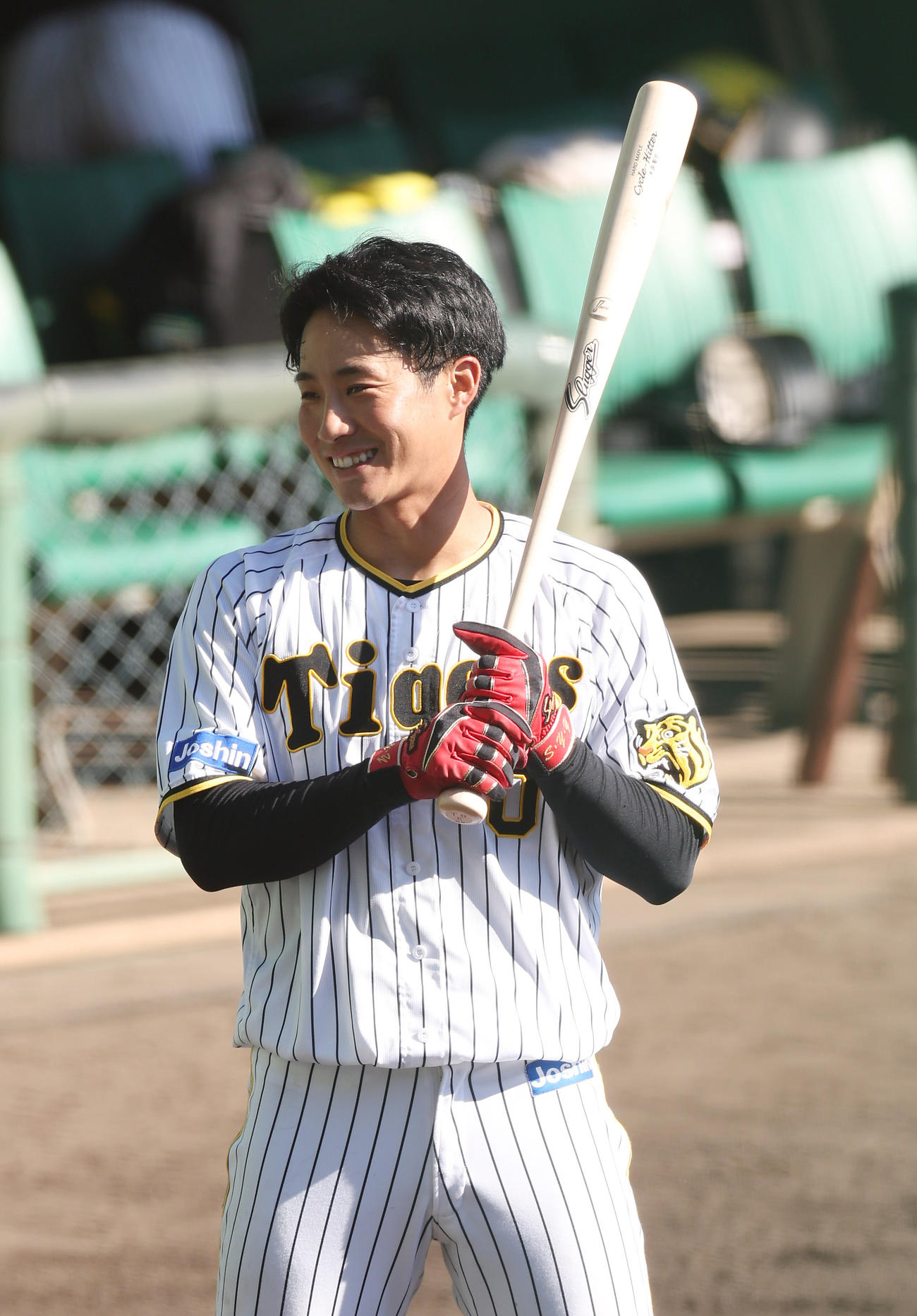 笑顔で打撃練習を行う阪神木浪（撮影・前田充）