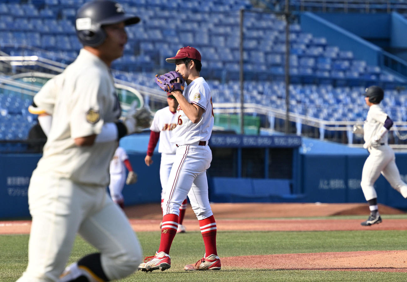 明大対名城大　1回表明大1死満塁、蓑尾（手前）に先制の押し出し死球を許す真田（手前から2人目）（撮影・滝沢徹郎）