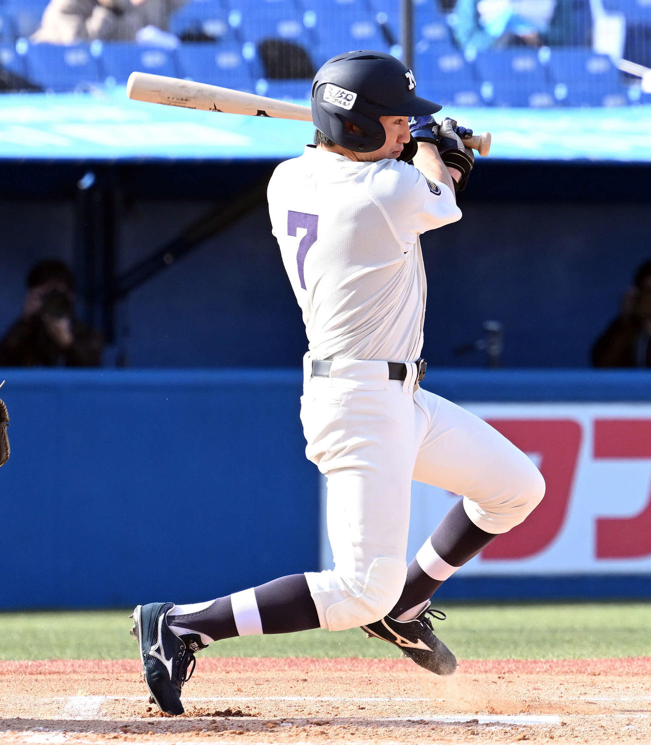 明大対名城大　1回表明大1死満塁、日置は適時内野安打を放つ（撮影・滝沢徹郎）