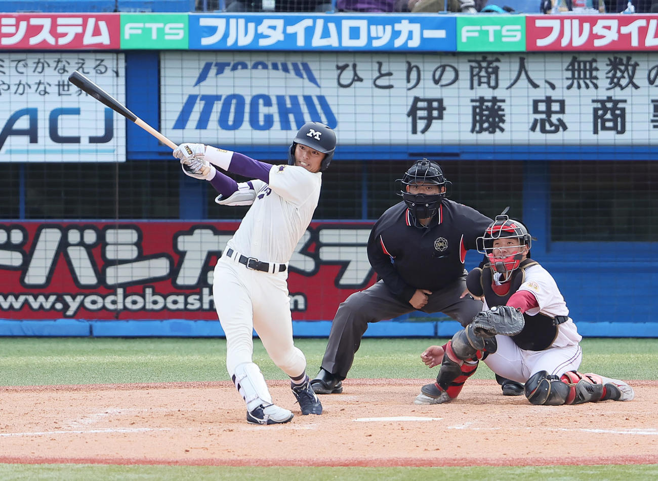 明大対名城大　5回表明大1死、宗山は右越え本塁打を放つ（撮影・足立雅史）
