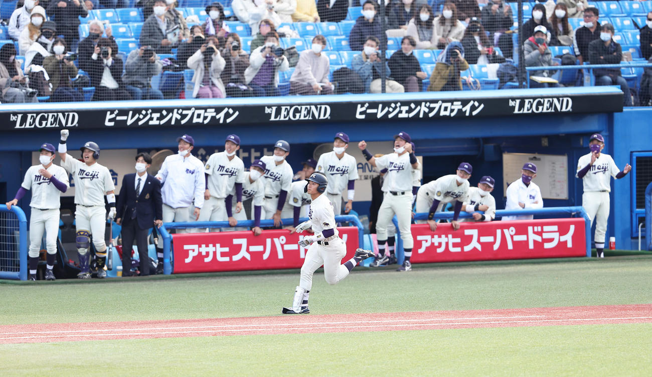 明大対名城大　5回表明大1死、宗山（手前中央）は右越え本塁打を放つ（撮影・足立雅史）