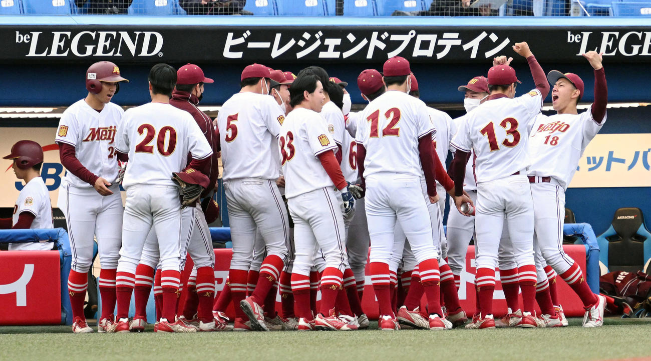 明大対名城大　9回裏の攻撃を前にベンチ前で円陣を組む名城大の選手たち（撮影・滝沢徹郎）