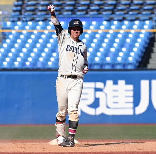 国学院大対大商大　8回表国学院大1死二塁、山本は適時二塁打を放ちガッツポーズする（撮影・滝沢徹郎）