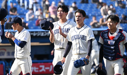 国学院大対大商大　決勝進出を決め拍手する国学院大・田中千（左から2人目）（撮影・滝沢徹郎）