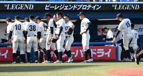 国学院大対大商大　決勝進出を逃し悔しげに引き揚げる大商大の選手たち（撮影・滝沢徹郎）