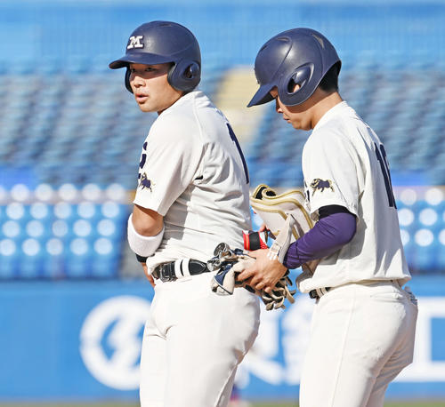明大対名城大　1回表明大無死、左前打を放った村松（左）（撮影・滝沢徹郎）