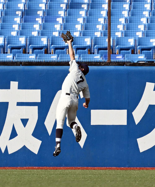 明大対名城大　1回裏名城大2死二塁、野口の打球を好捕する左翼手日置（撮影・滝沢徹郎）