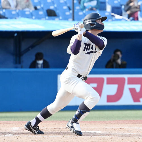 明大対名城大　2回表明大無死、中村は右越えソロ本塁打を放つ（撮影・滝沢徹郎）