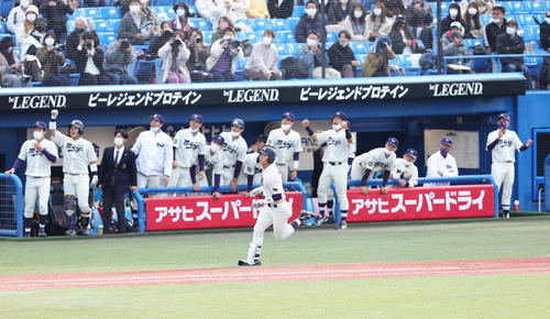 明大対名城大　5回表明大1死、宗山（手前中央）は右越え本塁打を放つ（撮影・足立雅史）