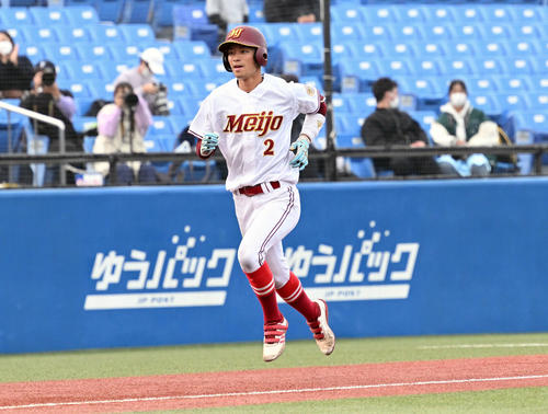 明大対名城大　5回裏名城大2死、ソロ本塁打を放ちベースを回る馬渕（撮影・滝沢徹郎）