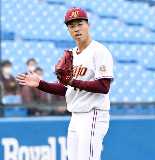 明大対名城大　8回表明大2死三塁、村松を三ゴロに打ち取りグラブをたたく松本（撮影・滝沢徹郎）