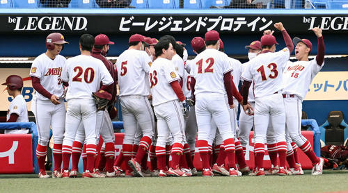 明大対名城大　9回裏の攻撃を前にベンチ前で円陣を組む名城大の選手たち（撮影・滝沢徹郎）