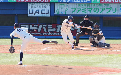 国学院大対大商大　4回表国学院大2死三塁、山本はバントで適時内野安打を放つ。投手上田（撮影・足立雅史）
