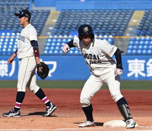 国学院大対大商大　6回裏大商大2死満塁、河西（右）は2点適時打を放ちガッツポーズする（撮影・滝沢徹郎）