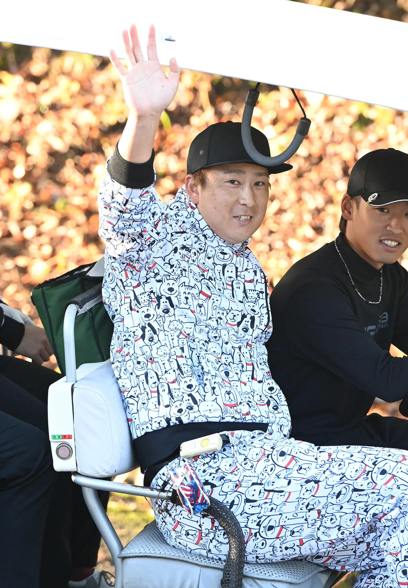 報道陣に手を振るをするオリックス杉本。右は渡部（撮影・石井愛子）