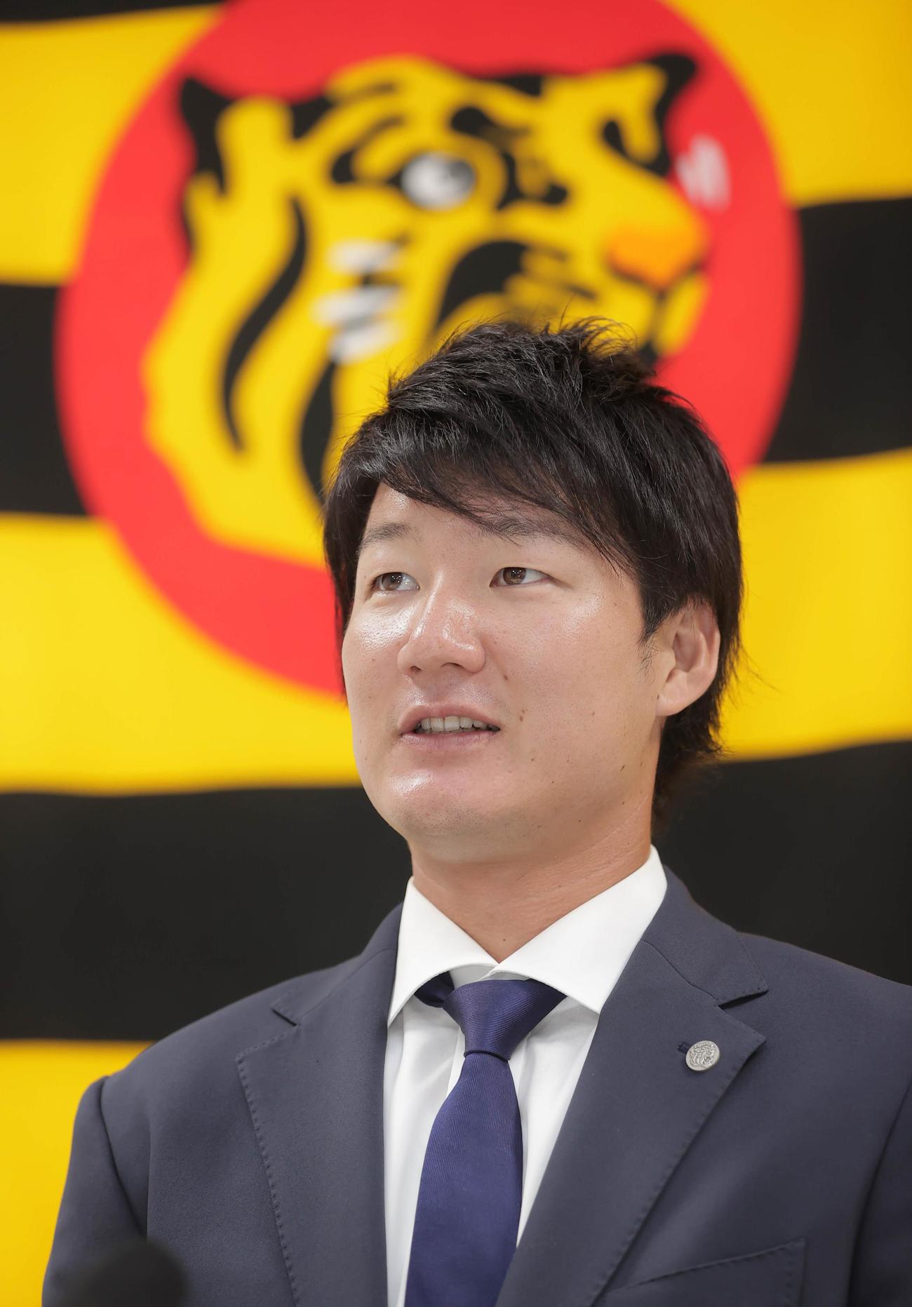 契約更改を終え会見に臨む阪神渡辺諒（代表撮影）