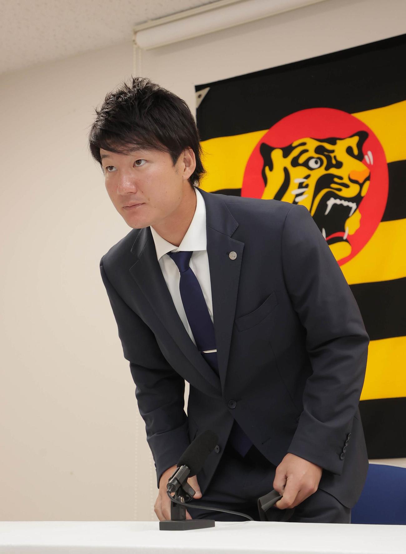 契約更改を終え会見に臨む阪神渡辺諒（代表撮影）
