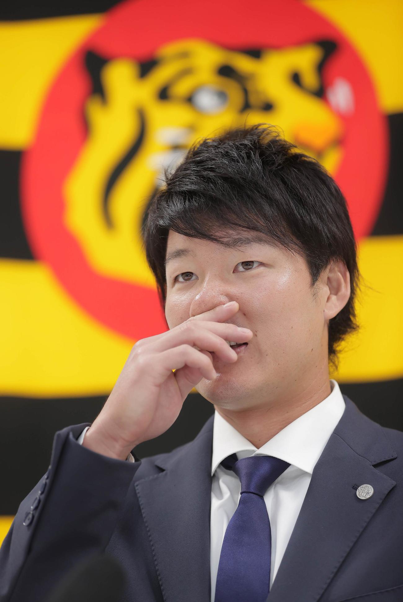 契約更改を終え会見に臨む阪神渡辺諒（代表撮影）