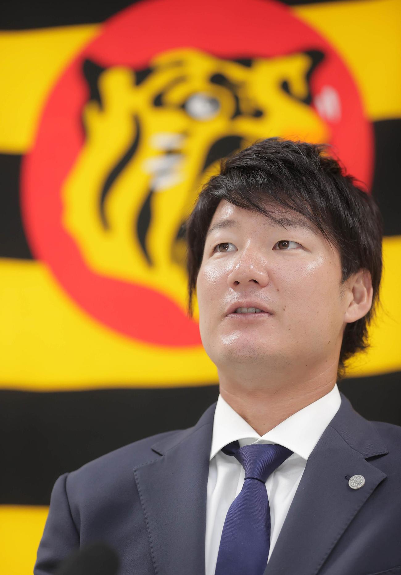 契約更改を終え会見に臨む阪神渡辺諒（代表撮影）