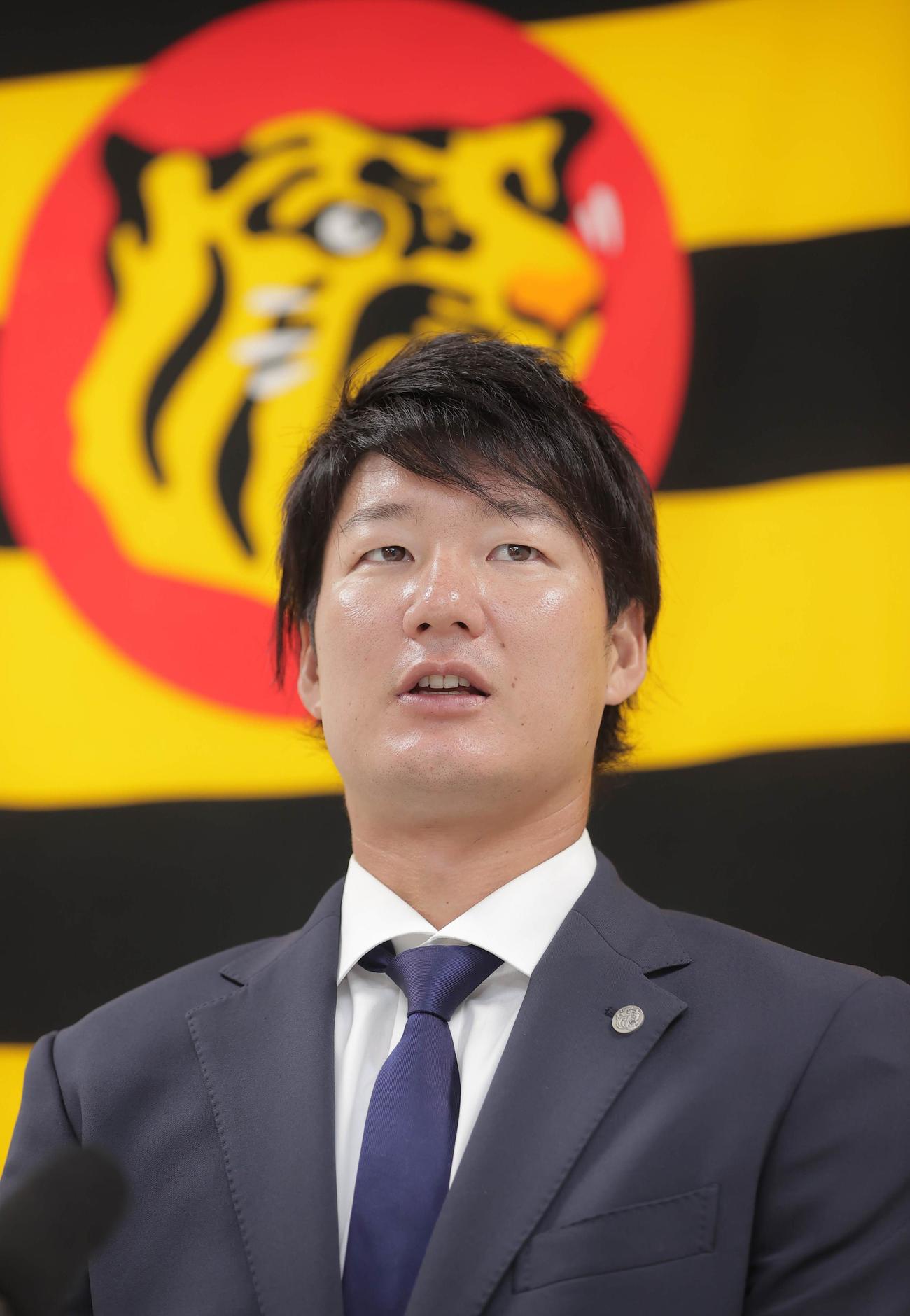 契約更改を終え会見に臨む阪神渡辺諒（代表撮影）