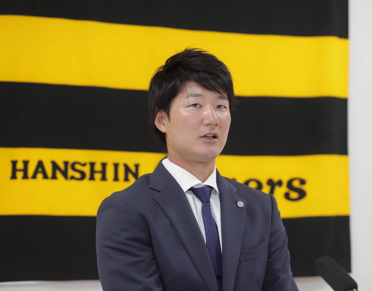 契約更改を終え会見に臨む阪神渡辺諒（代表撮影）