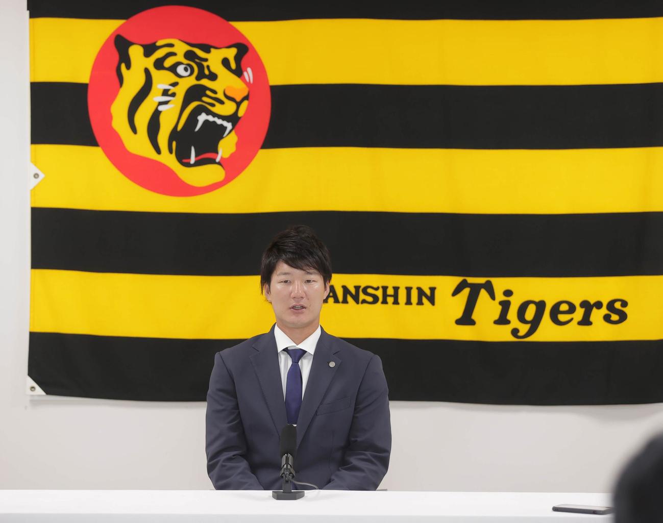 契約更改を終え会見に臨む阪神渡辺諒（代表撮影）