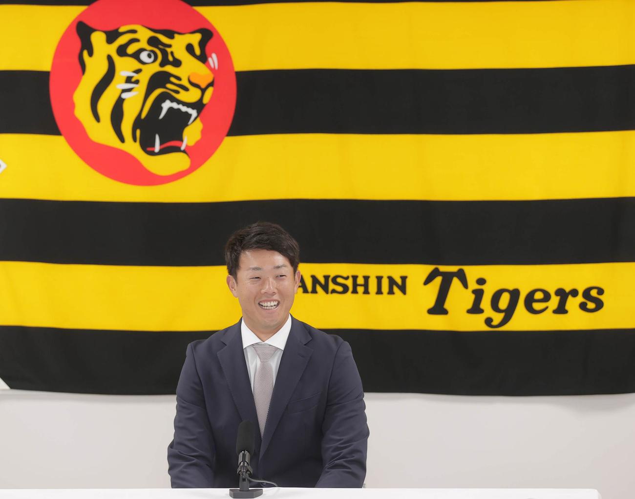 契約更改を終え会見に臨む高浜祐仁（代表撮影）
