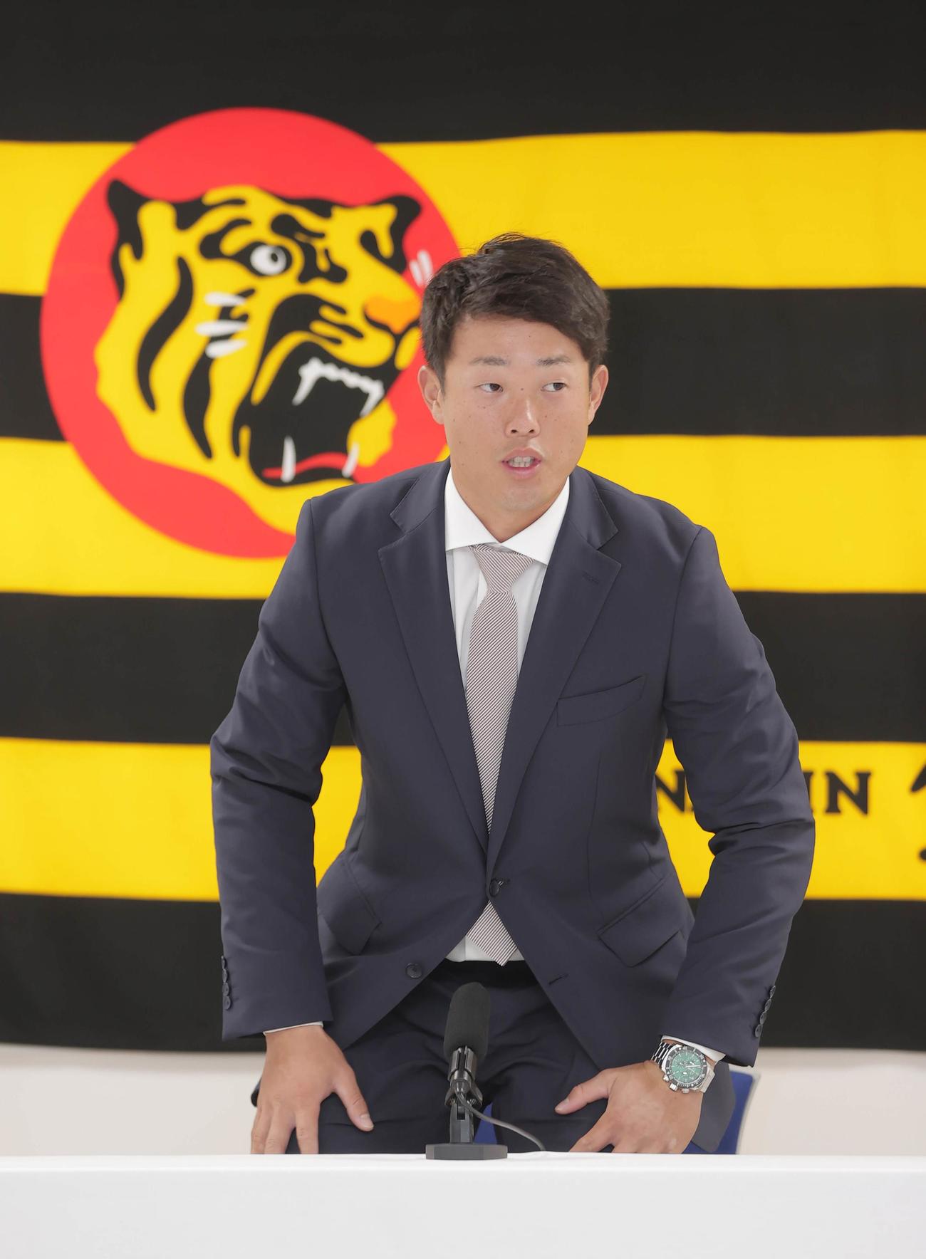 契約更改を終え会見に臨む高浜祐仁（代表撮影）
