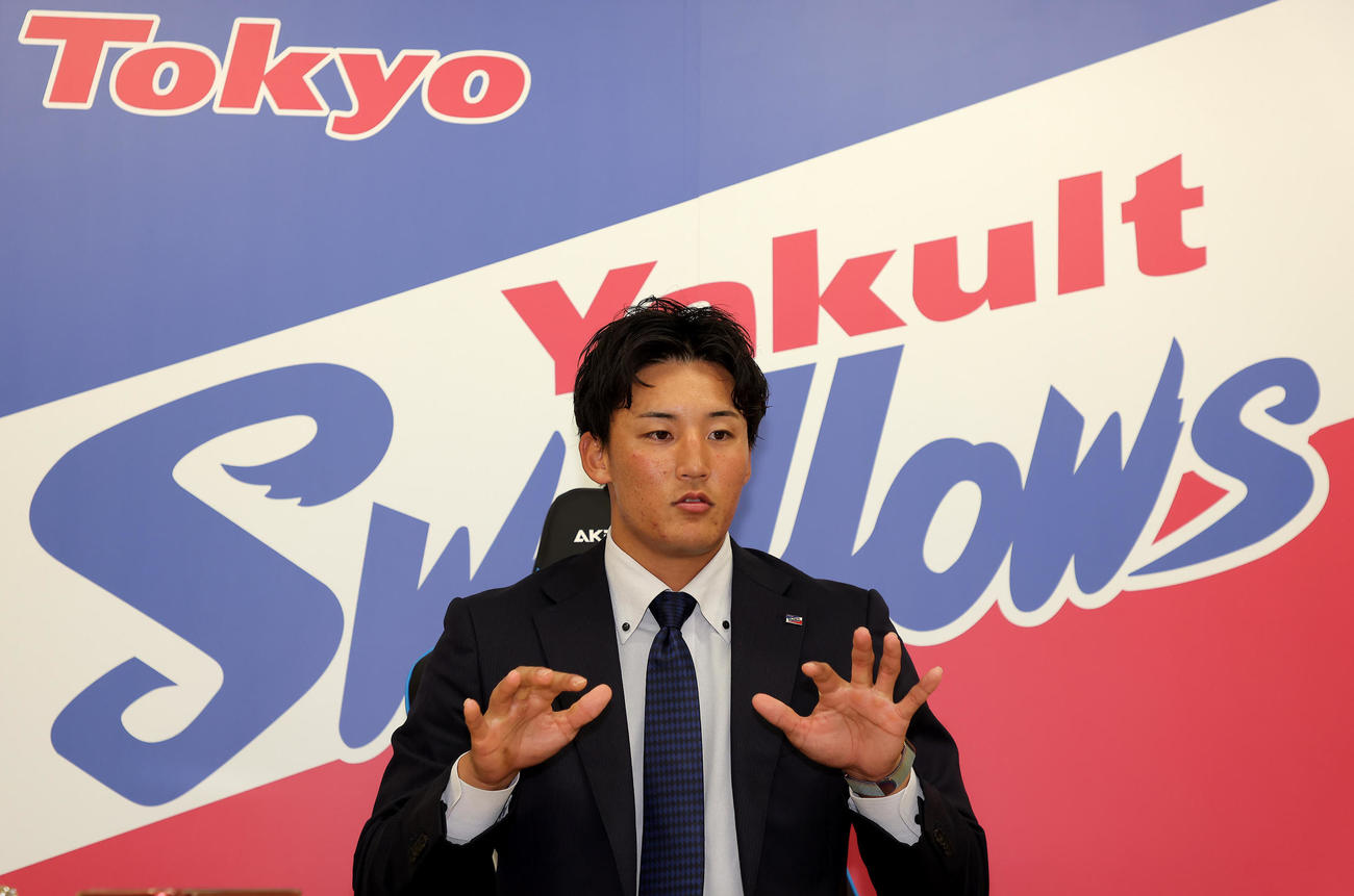 契約更改を終え会見するヤクルト元山（代表撮影）