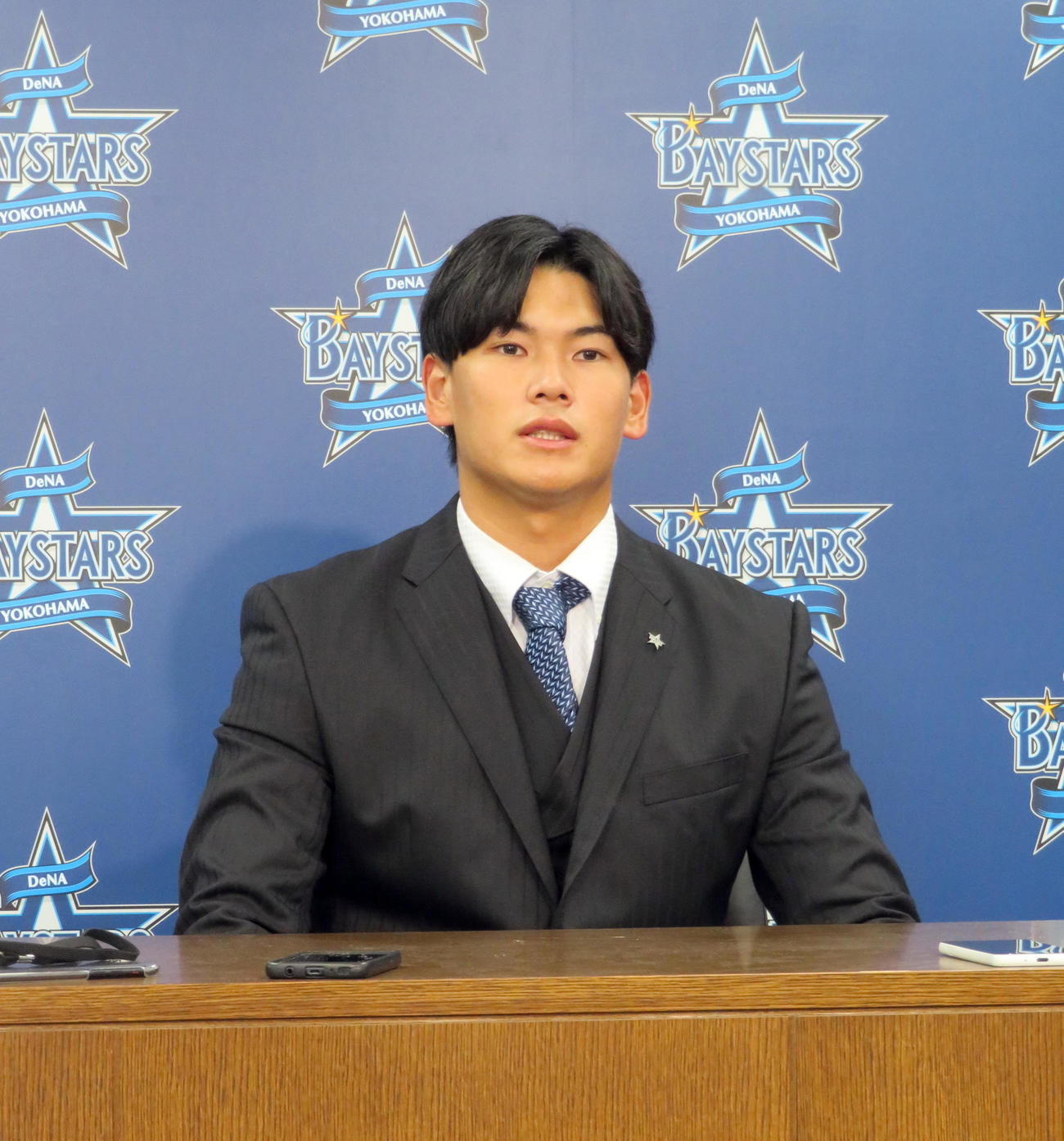 契約更改後に取材に応じるDeNA坂本（撮影・鎌田直秀）
