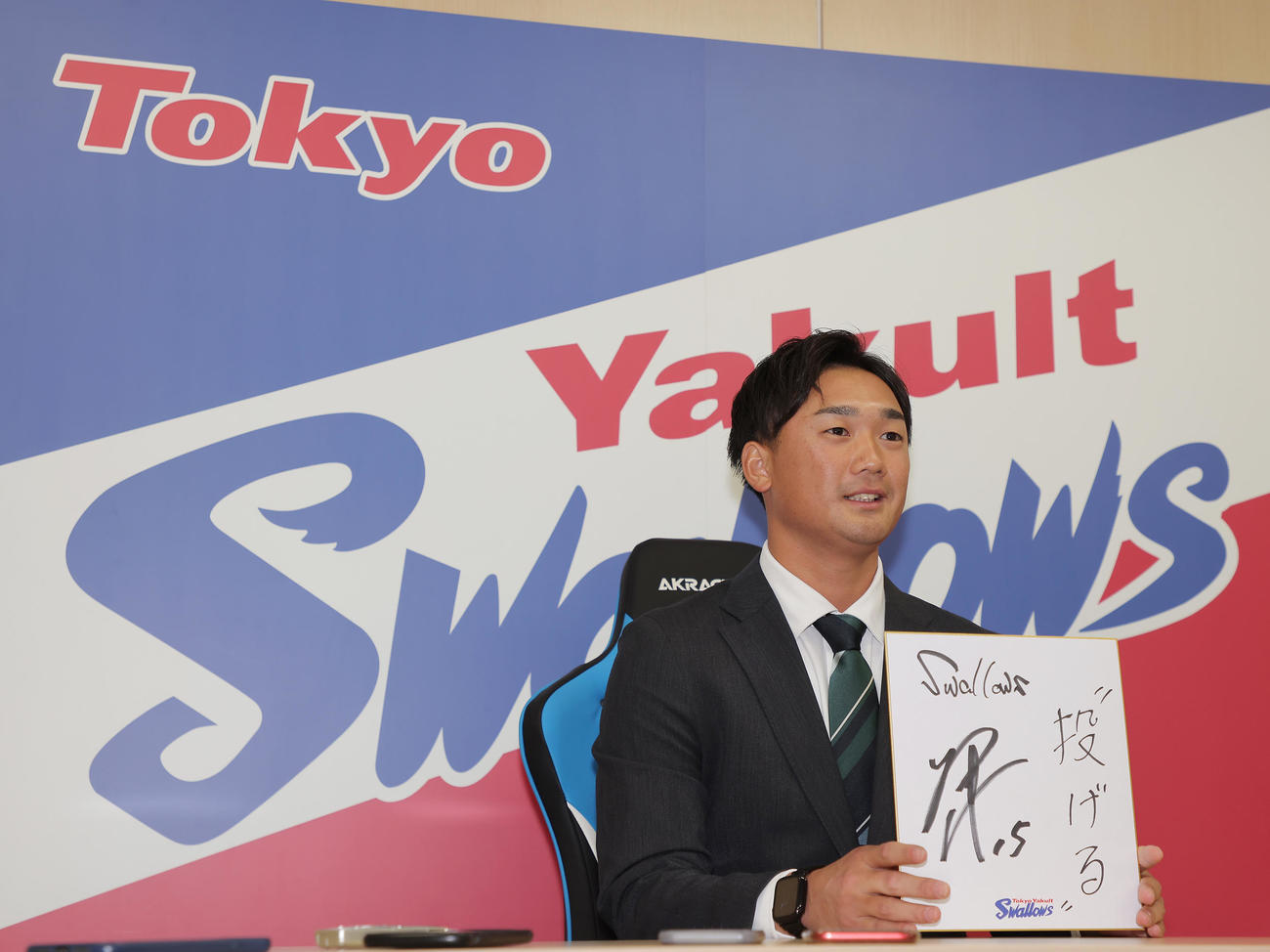 契約更改を終え会見するヤクルト山下（代表撮影）
