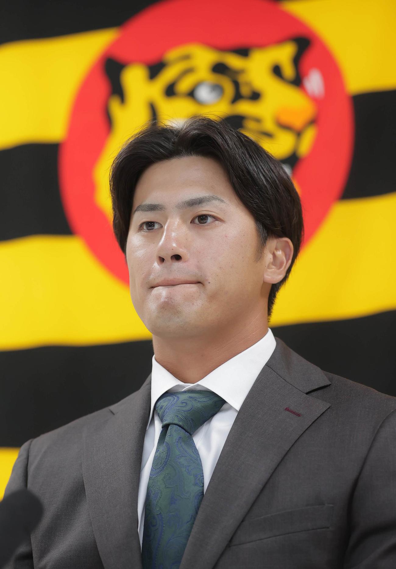 契約更改を終え会見に臨む板山祐太郎（代表撮影）