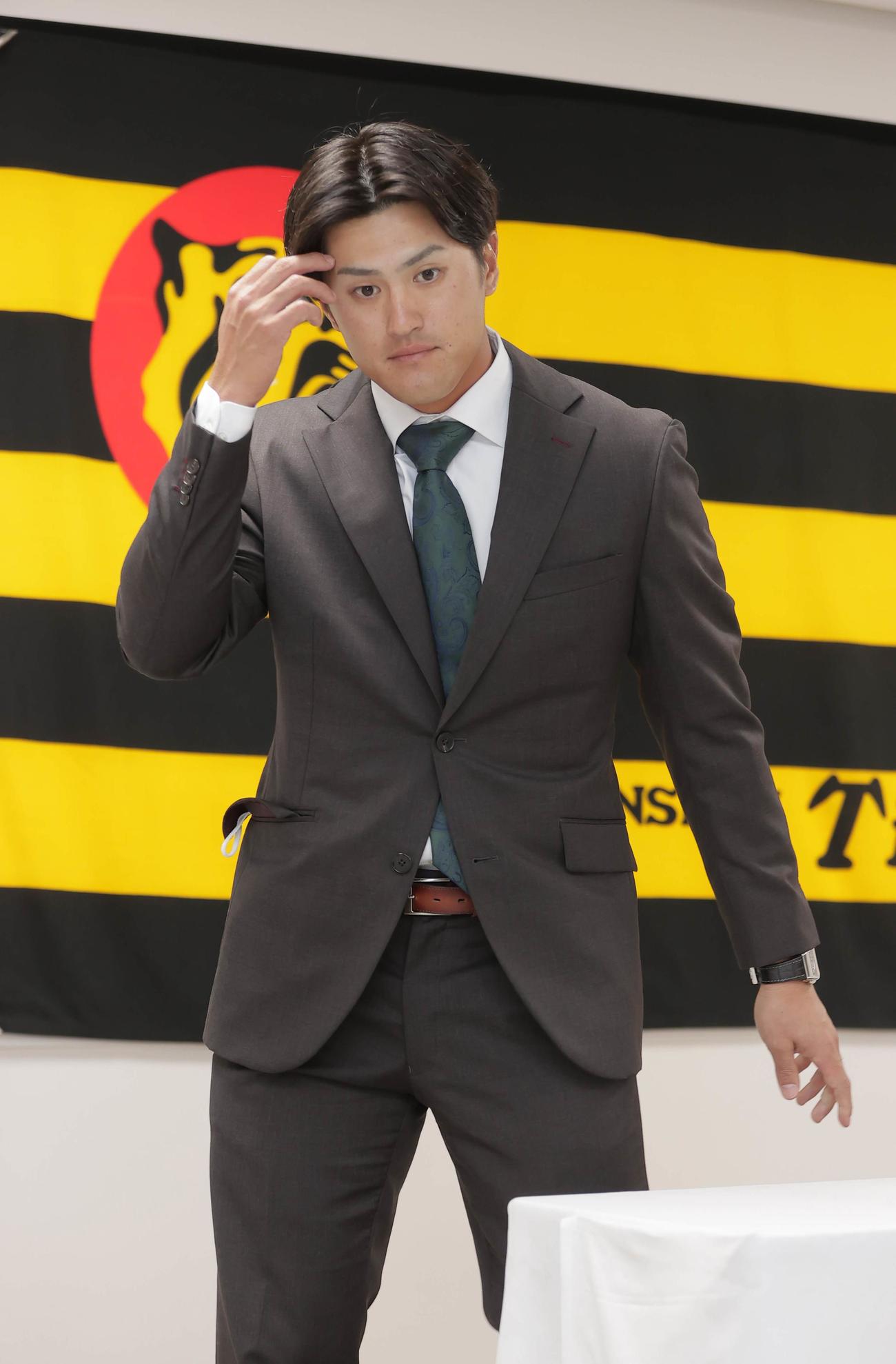 契約更改後の会見を終え、会場を後にする板山祐太郎（代表撮影）