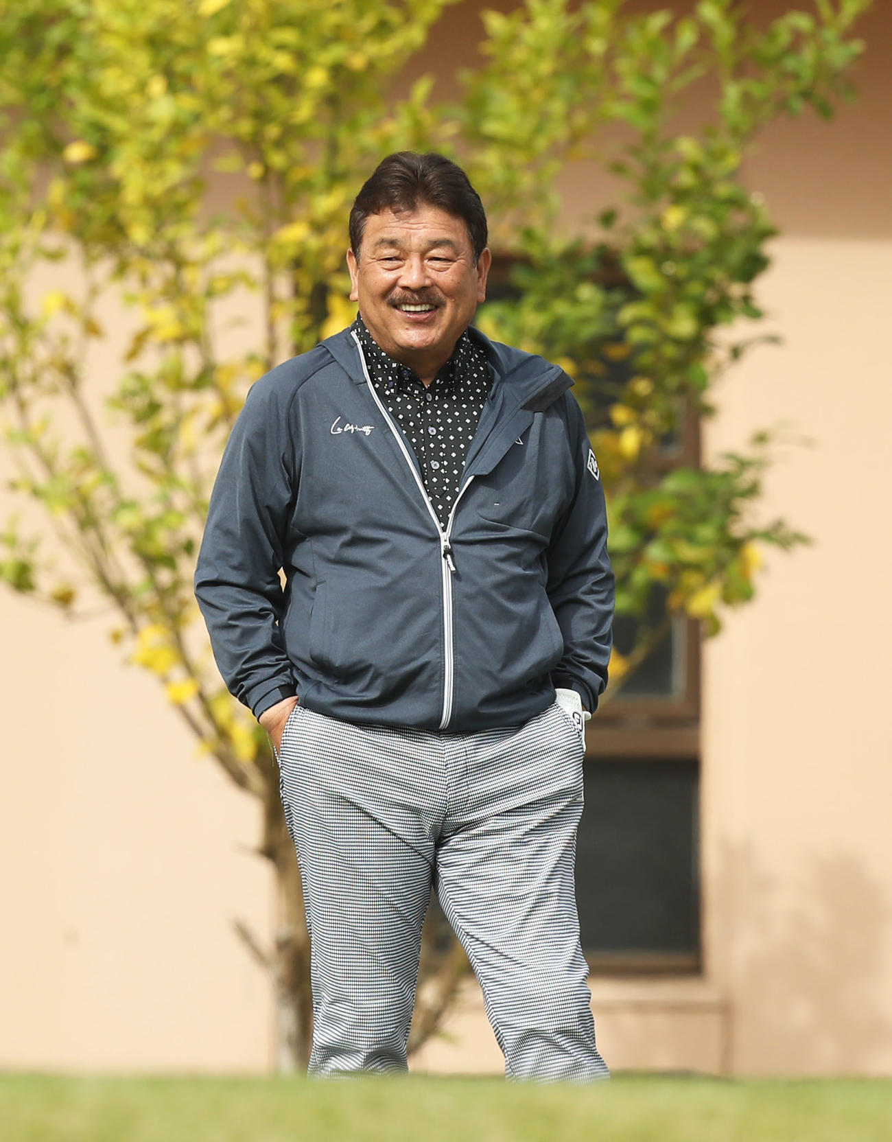 ティーグラウンドで笑顔を見せる藤本監督（撮影・屋方直哉）