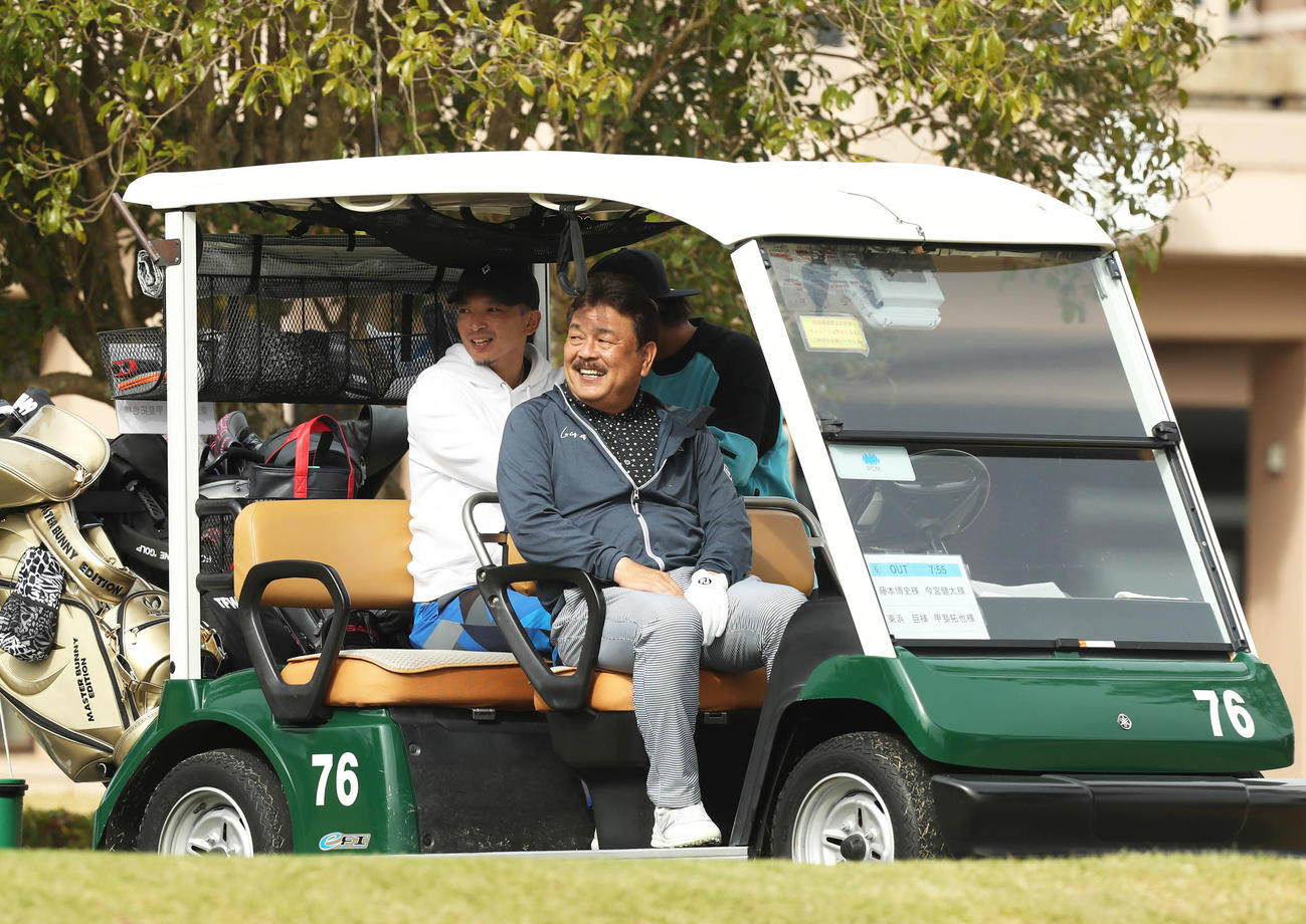 カートに乗り、笑顔を見せる東浜（左）と藤本監督（撮影・屋方直哉）