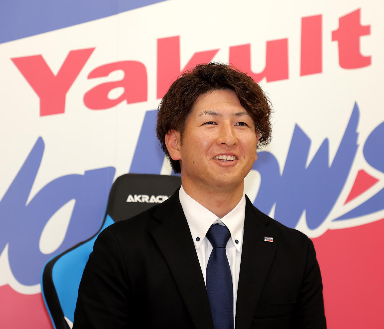 契約更改を終え会見するヤクルト小沢（代表撮影）