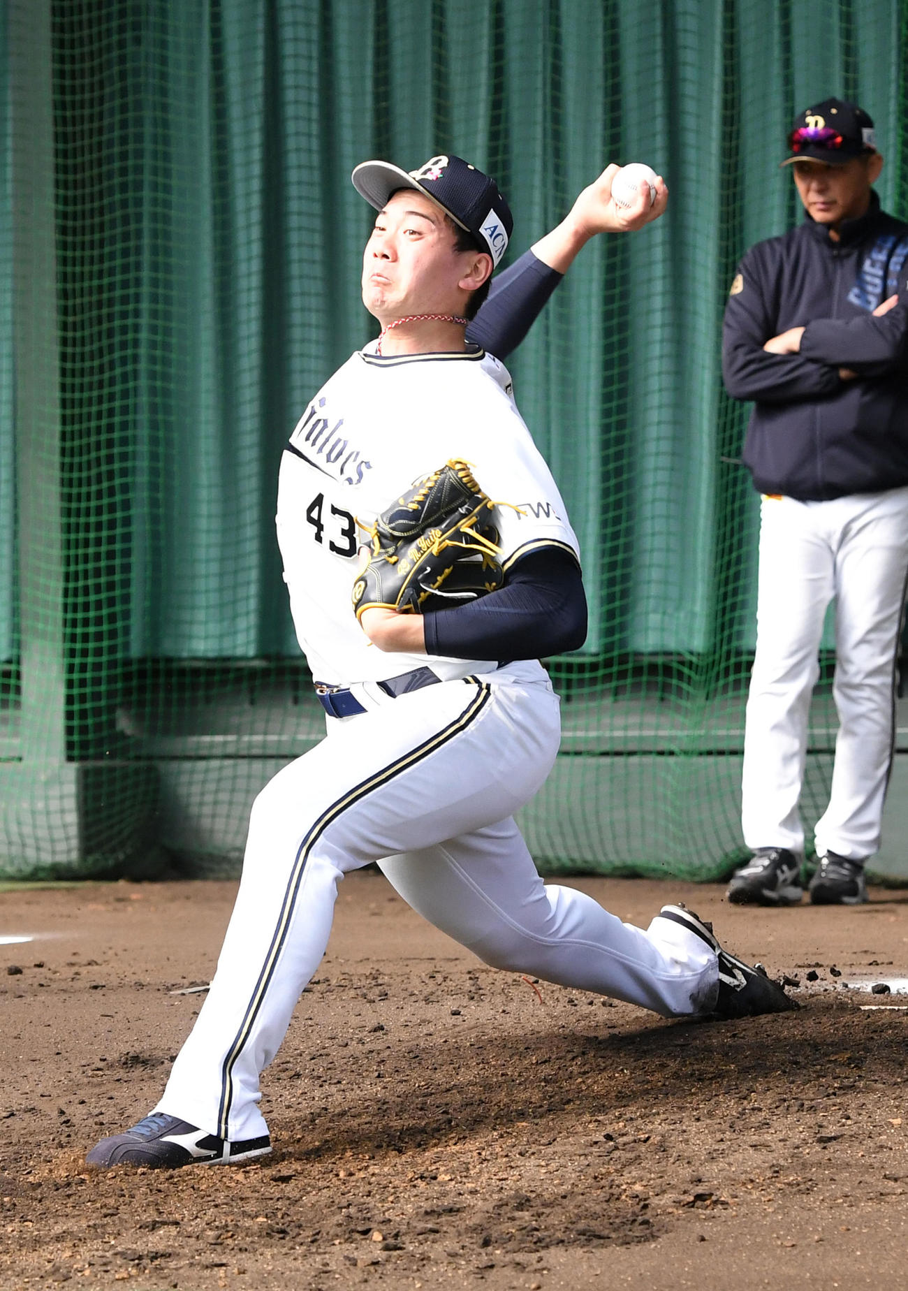 捕手を立たせたままブルペンで投球練習を行うオリックス前（2020年2月2日撮影）